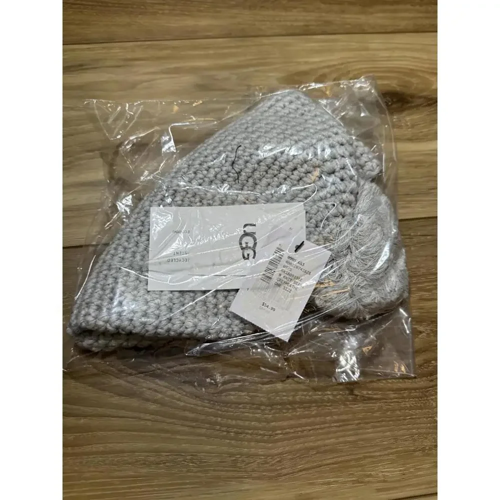 NWT! UGG Knit Beanie With Yarn Pom in Heather Grey One Size